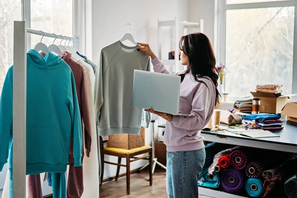 Kleine Onderneming Zelfstandige Naaien Studio Eigenaar Jonge Modeontwerpster Werkt Haar — Stockfoto