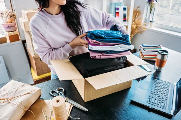 해운업 중소기업 친환경 온라인 가게의 상자를 포장하고 주문을 확인하는 사업가 — 스톡 사진