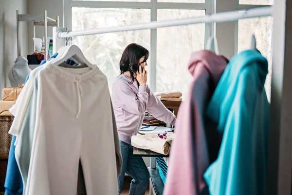 Ndirme Küçük Işletmeler Ekomünikasyon Işleri Kadın Çevrimiçi Giyim Mağazası Sahibi — Stok fotoğraf
