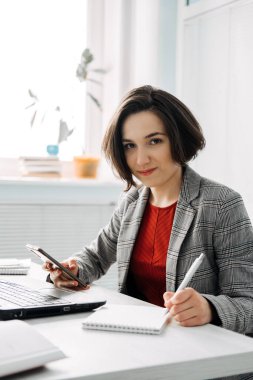 Modern ofiste kendine güvenen genç bir iş kadınının portresi. Kadın Sahipli İş Kadını, Başarılı İş Kadını, Kadın Girişimciler.