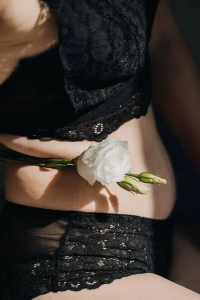 Vücudunda Beyaz Çiçek Olan Kendini Beğenmiş Bir Kadın Güneş Işığında — Stok fotoğraf