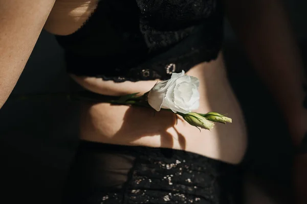 Vücudunda Beyaz Çiçek Olan Kendini Beğenmiş Bir Kadın Güneş Işığında — Stok fotoğraf