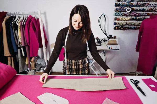 디자이너 재단사가 스튜디오에서 재봉틀 패턴을 만들고 있습니다 양복점에서 재봉틀을 사용하여 — 스톡 사진