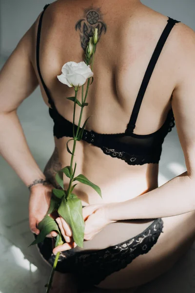 Mujer Amante Misma Con Flor Blanca Cuerpo Primer Plano Mano — Foto de Stock