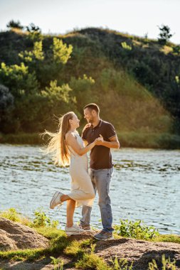 Bütçe dostu Ucuz Avrupa Balayı İndirimleri. Yeni evliler mutlu bir çift öpüşüyor ve dışarıda birlikte eğleniyorlar. Genç çift yaz pikniğinde karpuzla aşık..