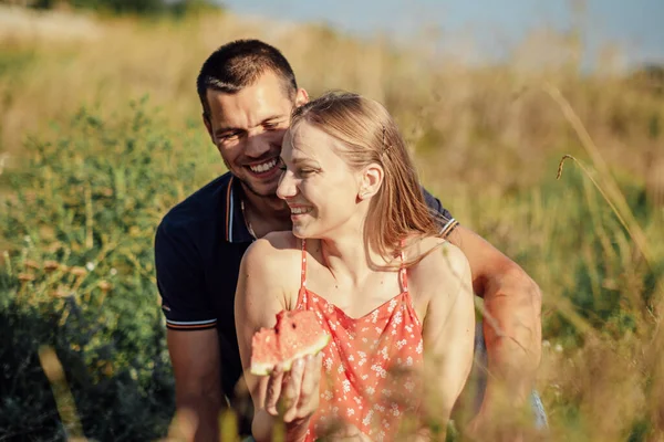 Feliz Pareja Cariñosa Besándose Teniendo Citas Aire Libre Pareja Joven —  Fotos de Stock