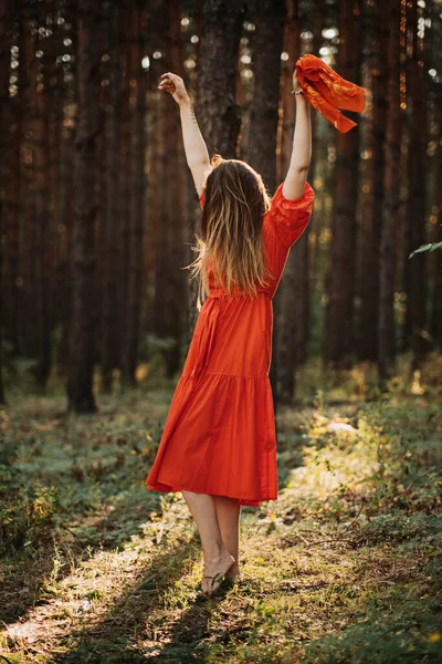Tranquilidad Respirar Aire Fresco Mujer Sola Vestido Rojo Disfruta Tranquilidad —  Fotos de Stock