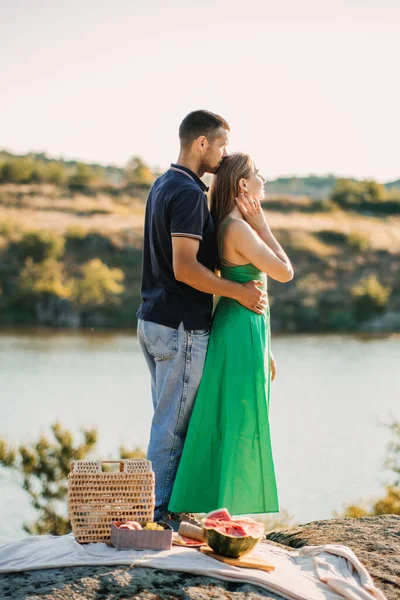 Feliz Pareja Cariñosa Besándose Teniendo Citas Aire Libre Pareja Joven —  Fotos de Stock