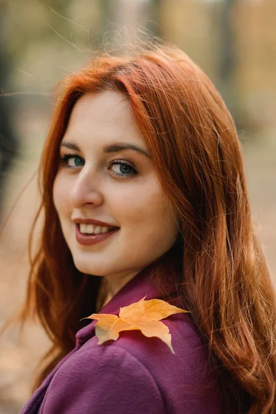 Herfst Portret Van Candid Mooie Roodharige Meisje Met Herfstbladeren Het — Stockfoto