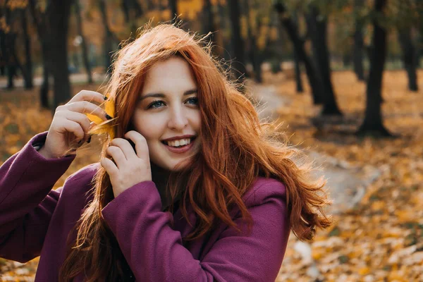 Herbst Porträt Von Offenherzig Schönen Rothaarigen Mädchen Mit Herbstblättern Haar — Stockfoto