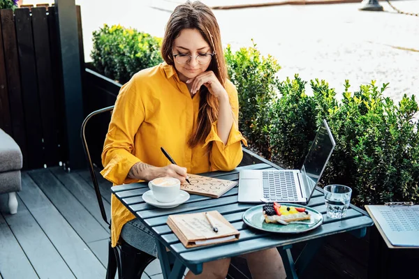 Gestión Tiempo Para Freelancers Mujer Freelancer Escribe Cuaderno Trabaja Con — Foto de Stock