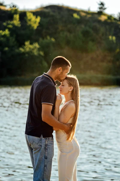 Feliz Pareja Cariñosa Besándose Teniendo Citas Aire Libre Pareja Joven —  Fotos de Stock