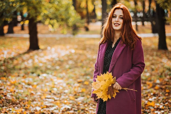 Herbstmode Erdtöne Helle Herbst Farbpalette Porträt Eines Rothaarigen Mädchens Lila — Stockfoto