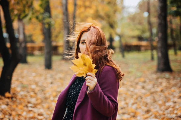 Herbstmode Erdtöne Helle Herbst Farbpalette Porträt Eines Rothaarigen Mädchens Lila — Stockfoto