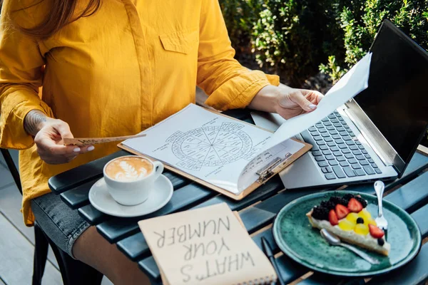 Numerología Calcular Camino Vida Los Números Destino Mano Numeróloga Femenina — Foto de Stock