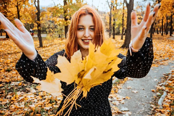 Щаслива Руда Жінка Тримає Жовте Кленове Осіннє Листя Осінньому Парку — стокове фото