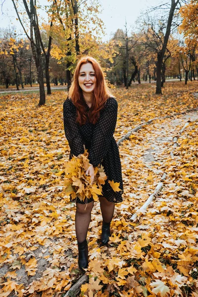 Feliz Mujer Pelirroja Sosteniendo Hojas Amarillas Arce Otoño Parque Otoño —  Fotos de Stock