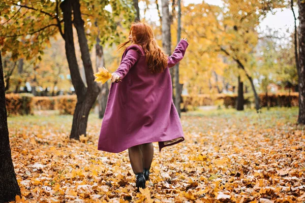Психическое Здоровье Осенью Счастливая Рыжая Женщина Жёлтыми Кленовыми Осенними Листьями — стоковое фото
