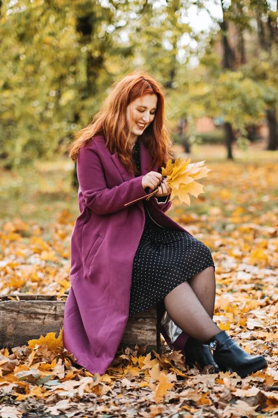 Psychische Gesundheit Herbst Glückliche Rothaarige Frau Mit Gelben Ahornblättern Herbstpark — Stockfoto