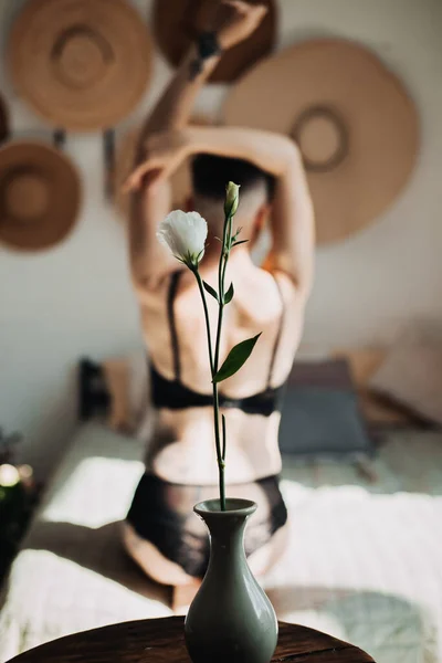 Kendini Beğenmiş Kadın Çiçek Bulanık Kadın Vücudu Güneş Işığında Gerçek — Stok fotoğraf
