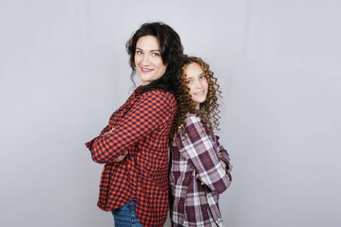 Mutlu bir ailenin stüdyo portresi. Anne ve genç kız birlikte vakit geçiriyorlar. Annesiyle birlikte eğlenen genç bir kız.