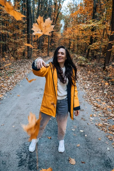 Happy Brunette Woman Holding Yellow Maple Autumn Leaves Fall Park — Foto Stock