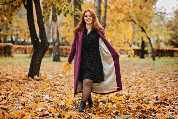 Outdoor Autumn Portrait Happy Smiling Size Red Hair Woman Purple — Fotografia de Stock