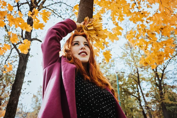 Outdoor Herbst Porträt Von Glücklich Lächelnd Größe Rote Haare Frau — Stockfoto