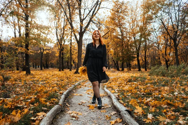 Outdoor Herbst Porträt Von Glücklich Lächelnd Größe Rote Haare Frau — Stockfoto