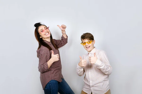 Studio Ritratto Felice Famiglia Mamma Adolescente Figlio Ragazzo Occhiali Colorati — Foto Stock