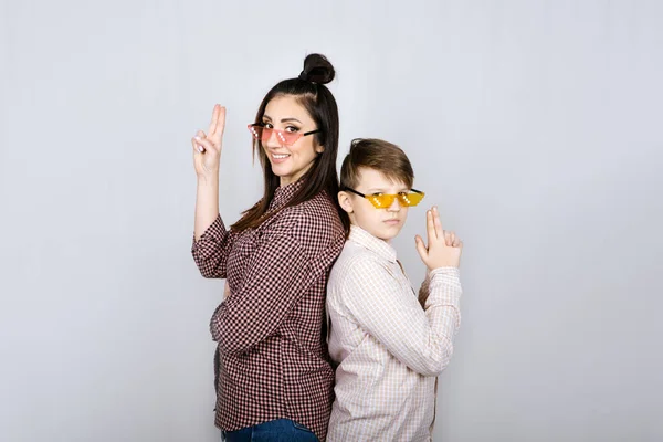 Estúdio Retrato Família Feliz Mãe Adolescente Filho Menino Óculos Coloridos — Fotografia de Stock