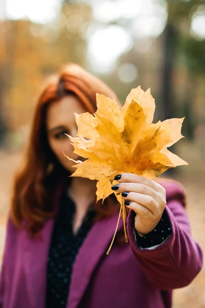 Herbstmode Erdtöne Helle Herbst Farbpalette Porträt Eines Rothaarigen Mädchens Lila — Stockfoto