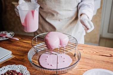 Ayna jöleli yemek tarifi nasıl yapılır? Kremalı pasta. Ayna Jöleli Kek. Pembe ayna jöleli kalp şeklinde kremalı pasta yapma süreci. Pastanın üzerindeki dondurulmuş ayna kreması..
