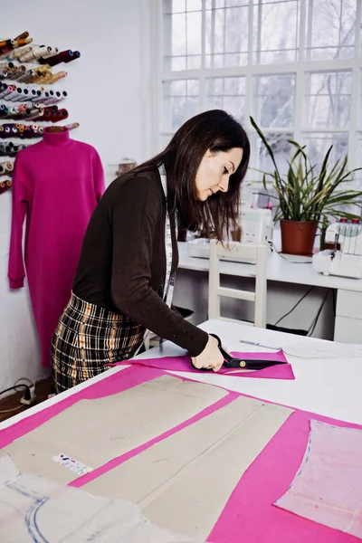 디자이너 재단사가 스튜디오에서 재봉틀 패턴을 만들고 있습니다 양복점에서 재봉틀을 사용하여 — 스톡 사진