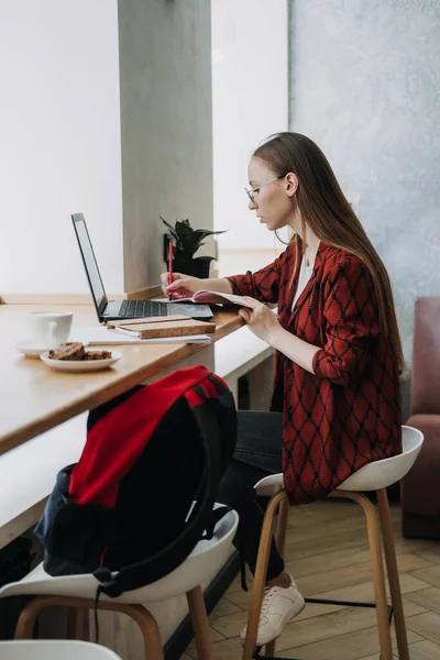 How Work More Productively Young Woman Student Freelancer Working Laptop — Foto de Stock