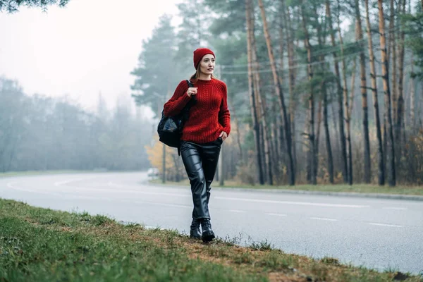 Μόνος Γυναίκα Σακίδιο Κοντά Στο Δρόμο Στο Δάσος Φόντο Hipster — Φωτογραφία Αρχείου