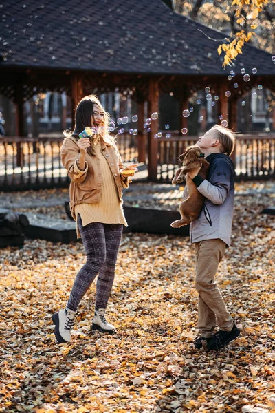 Happy Family Mother Teen Boy Son Cute Cocker Spaniel Puppy — Stockfoto