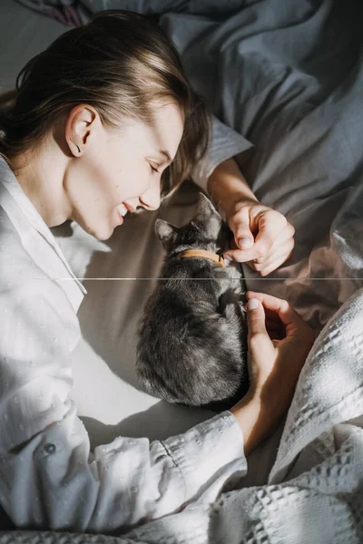 Candid Portrait Young Woman Resting Kitten Bed Home One Sunny — Stok fotoğraf