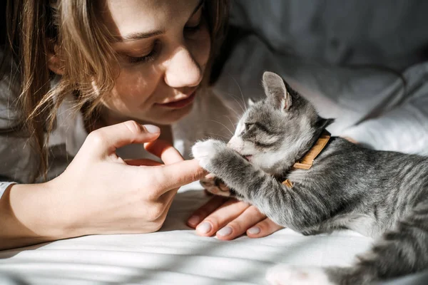 Candid Portrait Young Woman Resting Kitten Bed Home One Sunny — Fotografia de Stock