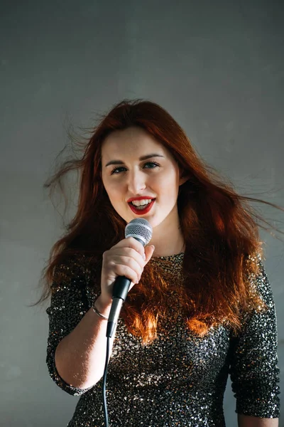 Portrait Redhead Female Singer Woman Sparkly Evening Dress Holding Microphone — Stockfoto