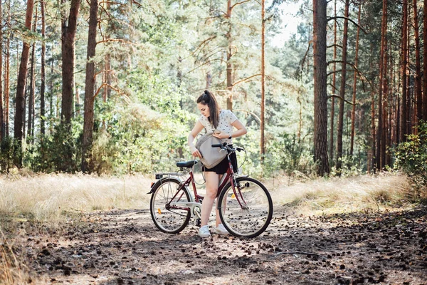 Wie Man Für Radtouren Einpackt Checkliste Für Fahrradtouren Junge Frau — Stockfoto
