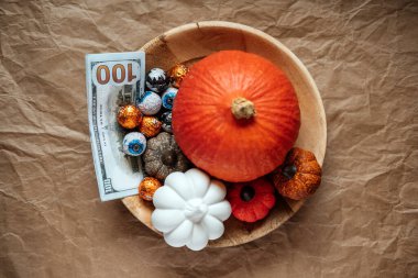 Cadılar Bayramı 'nı, Tasarruf Tasarruf' u, Cadılar Bayramı 'nı. Cadılar Bayramı balkabağı dekorasyonu için nakit para..