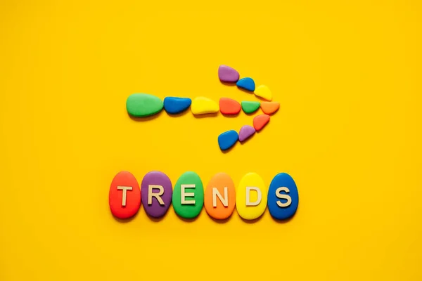 Word Trendy Barevnými Bloky Žlutém Pozadí Moderní Trend Koncepce Banner — Stock fotografie