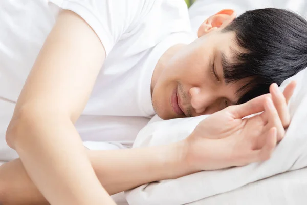 Gros Plan Jeune Homme Asiatique Dormant Sur Lit Dans Chambre — Photo