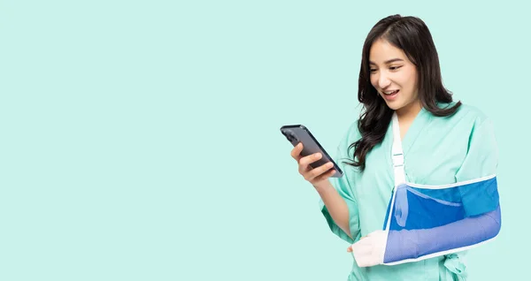 Young Asian Woman Put Soft Splint Due Broken Arm Using — Foto Stock