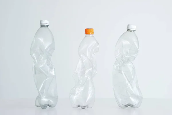 3个有密闭瓶盖的大透明挤塑水瓶 演播室拍摄 被白色隔离 没有人 — 图库照片