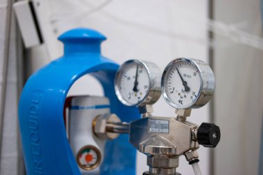 Atölye laboratuarında yüksek basınçlı tankların yakın çekim göstergeleri. Sığ alan derinliği, insan yok..
