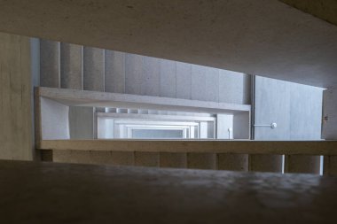 Modern bina iç merdiven, insan yok..