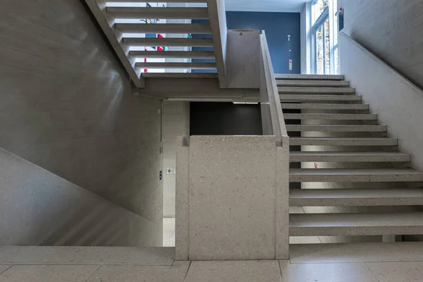Modern bina iç merdiven, insan yok..