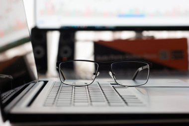Temiz okuma gözlüğü, siyah kenar, dizüstü bilgisayarda, insan yok..